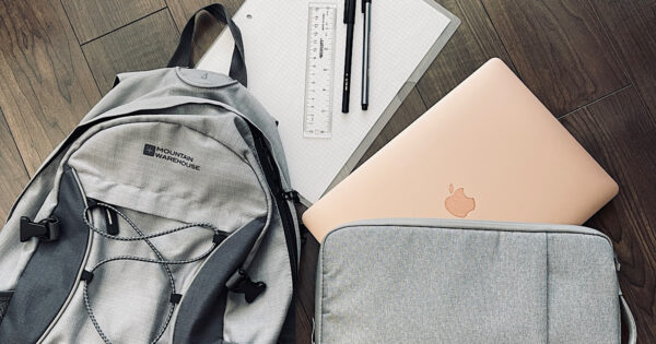 28 Essentials All Students Need in Their College Backpack - Online ...