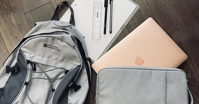 28 Essentials All Students Need in Their College Backpack - Online ...